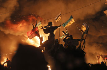 Горящие костры на площади Независимости в Киеве, 18 февраля 2014