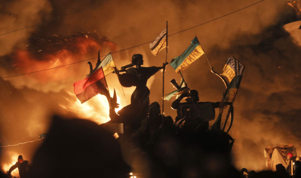 Горящие костры на площади Независимости в Киеве, 18 февраля 2014