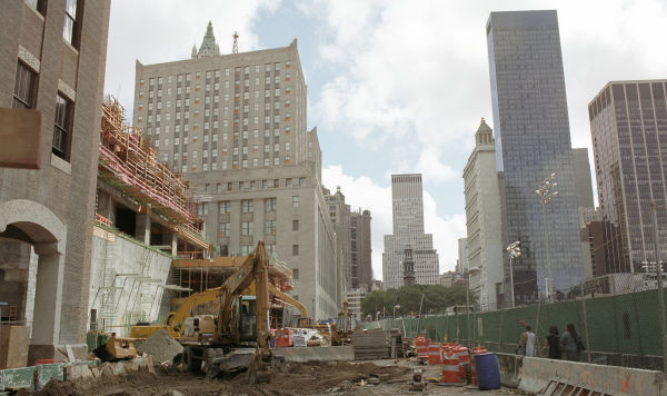 Расчистка завалов на месте взрыва Всемирного Торгового центра в Нью-Йорке.