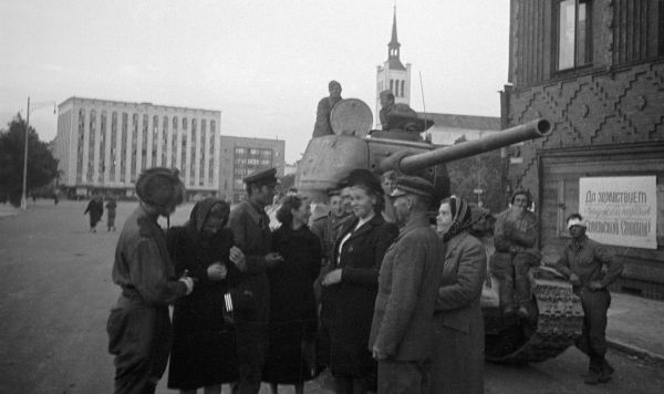 Жители беседуют с советскими танкистами, освободившими Таллин, 1944 год