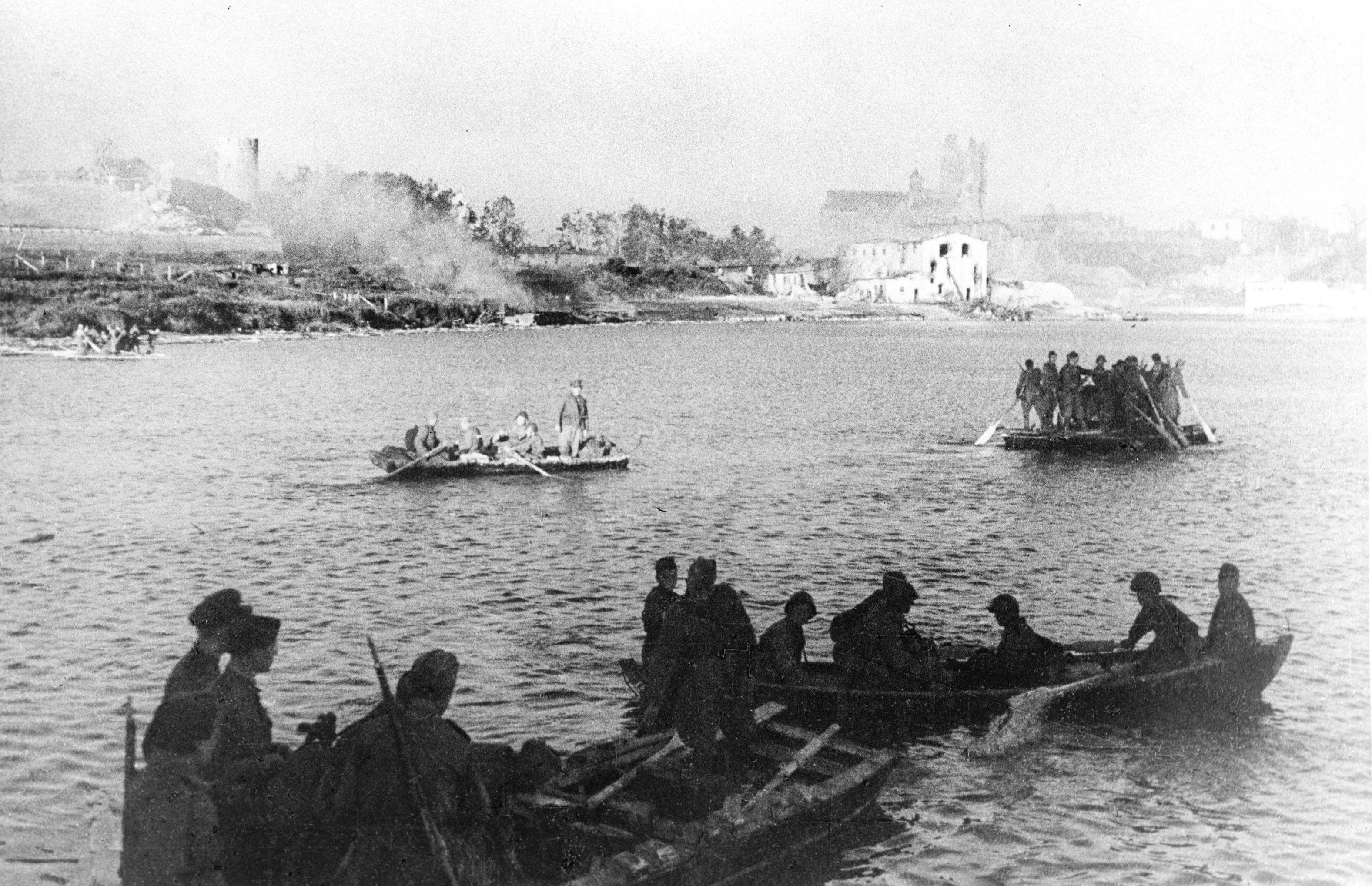 Переправа войск левого фланга Ленинградского фронта, первыми вступившими в город Нарву, 1944 год