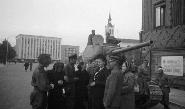 Жители беседуют с советскими танкистами, освободившими Таллин. Эстония.