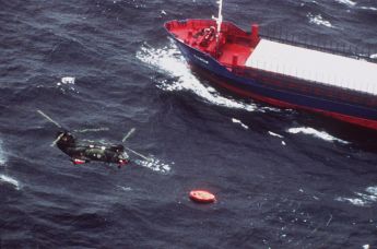 Шведский морской спасательный вертолет пролетает над спасательными плотами с эстонского парома «Эстония»,  28 сентября 1994 года