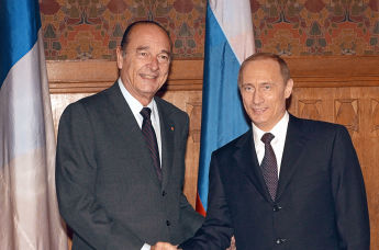 Президент РФ Владимир Путин и президент Франции Жак Ширак (слева) во время встречи в Санкт-Петербурге.