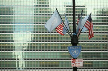 Флаги США и ООН у здания штаб-квартиры ООН в Нью-Йорке.