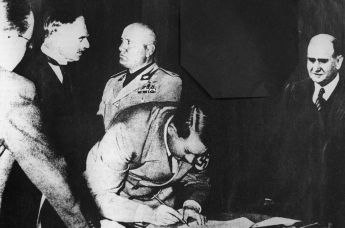 Рейхсканцлер Германии Адольф Гитлер подписывает Мюнхенское соглашение 1938 года о разделе Чехословакии.