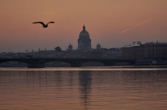 Вид на Благовещенский мост и Исаакиевский собор на рассвете в Санкт-Петербурге