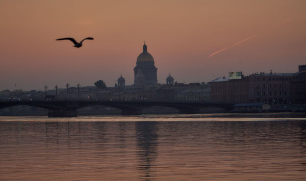 Вид на Благовещенский мост и Исаакиевский собор на рассвете в Санкт-Петербурге