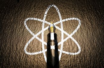 Ручка и символ атома