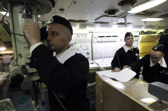 Офицер смотрит в перископ подводной лодки