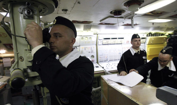 Офицер смотрит в перископ подводной лодки