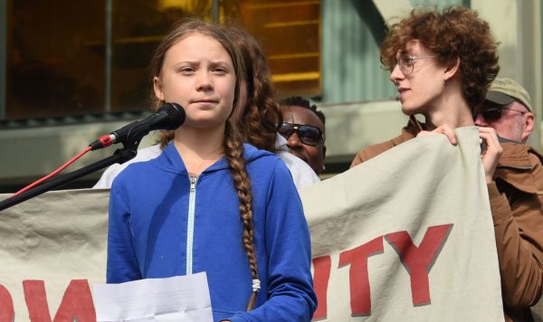 Экоактивистка Грета Тунберг на климатической забастовке в Айова-Сити, штат Айова. 