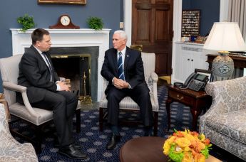 Премьер-министр Эстонии Юри Ратас и вице-президент США Майк Пенс подписали заявление о безопасности в сетях 5G, Вашингтон, 1 ноября  2019