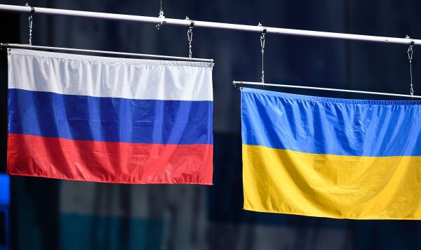 Флаг России и флаг Украины 