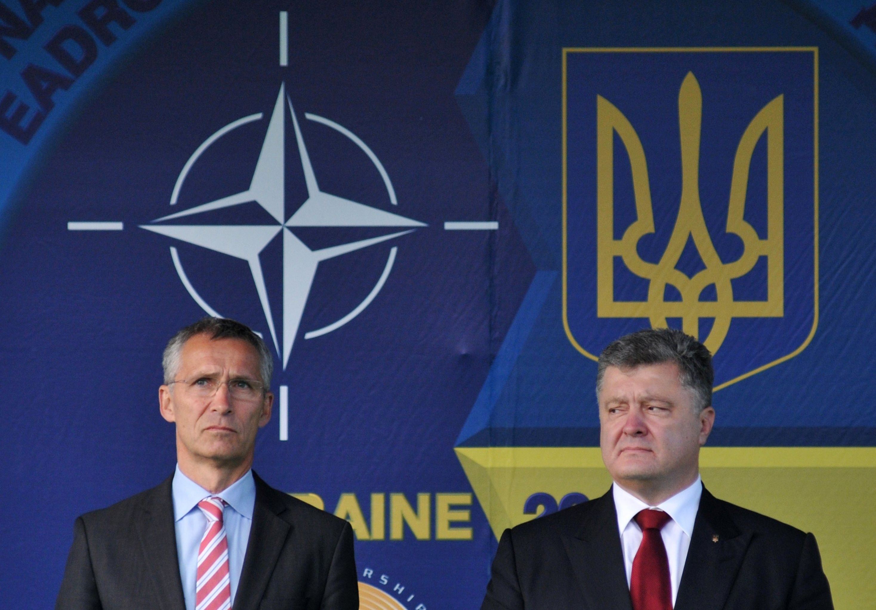 Президент Украины Петр Порошенко (слева) и генеральный секретарь НАТО Йенс Столтенберг 