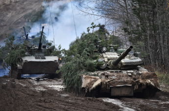 БМД-2 (слева) и танк Т-80БВ на совместных учениях 