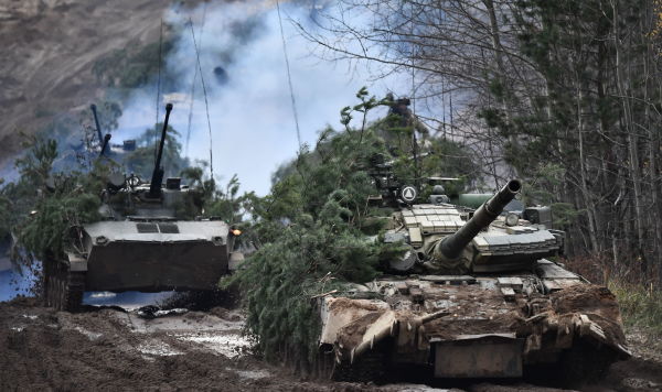 БМД-2 (слева) и танк Т-80БВ на совместных учениях 