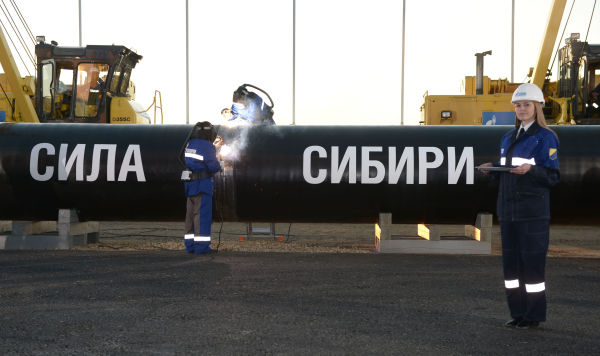 Сварка шва на церемонии соединения первого звена магистрального газопровода "Сила Сибири", 1 сентября 2014 года