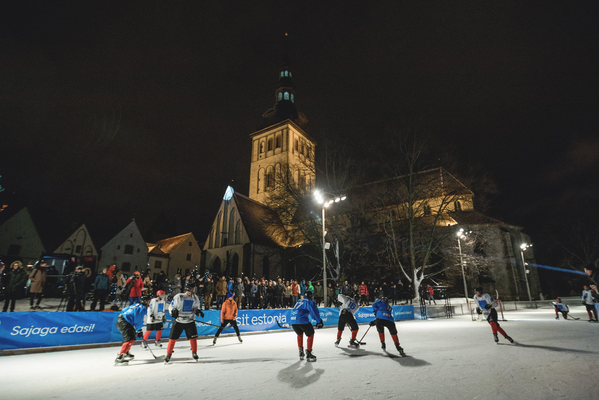 Хоккейный турнир на катке на улице Харью в Таллине