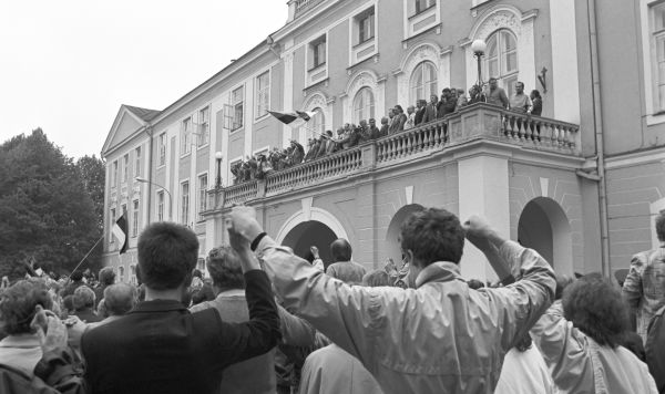 Митинг протеста у Дома правительства против разрыва отношений Эстонии с СССР