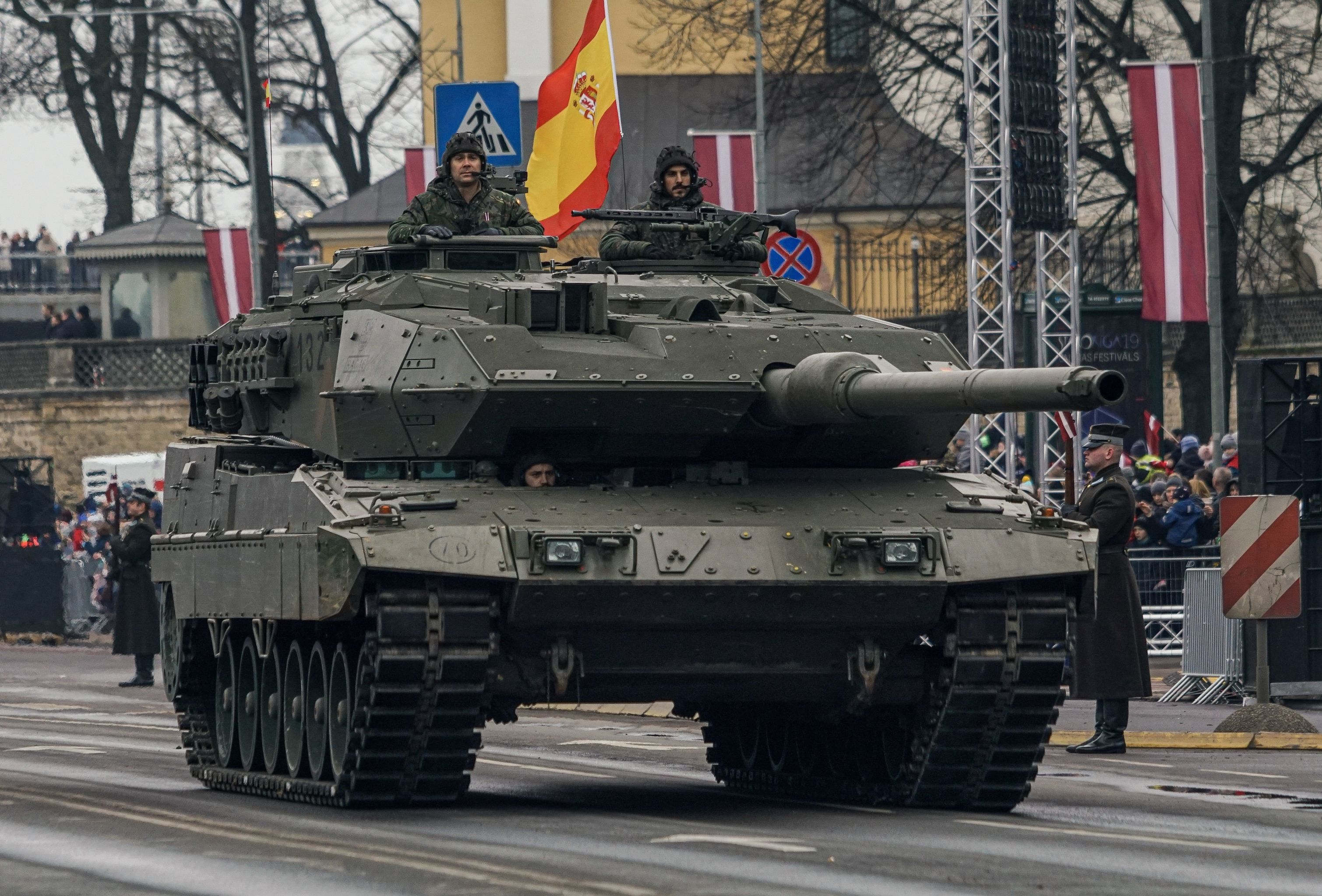 Военнослужащие Испании на танке Leopard 2E на параде в Риге в День независимости Латвии