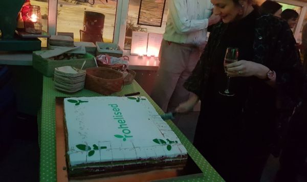 Председатель партии "Зеленые Эстонии" Зюлейха Измайлова режет торт