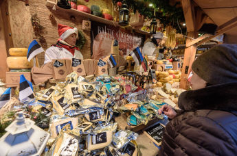 Лавка с эстонскими сырами на рождественской ярмарке пользовалась повышенным вниманием со стороны туристов.