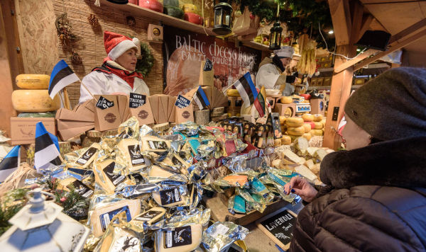 Лавка с эстонскими сырами на рождественской ярмарке пользовалась повышенным вниманием со стороны туристов.