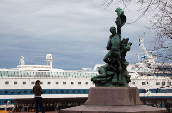 Памятник "Потерпевшим кораблекрушение" на набережной Хельсинки