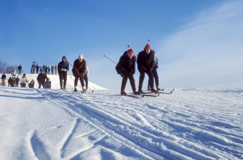 Катание на лыжах в окрестностях горно-лыжного курорта Кяярику.