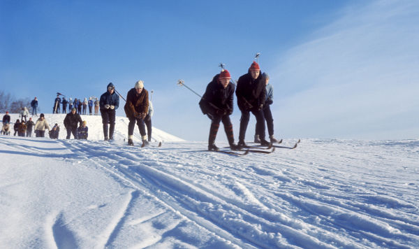 Катание на лыжах в окрестностях горно-лыжного курорта Кяярику.