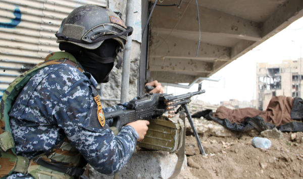 Военнослужащий иракской армии на огневой позиции в Мосуле