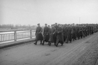 Солдаты Войска Польского на мосту через реку Вислу на пути в Варшаву