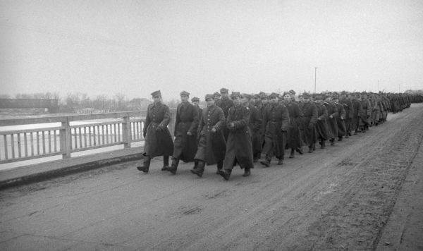 Солдаты Войска Польского на мосту через реку Вислу на пути в Варшаву