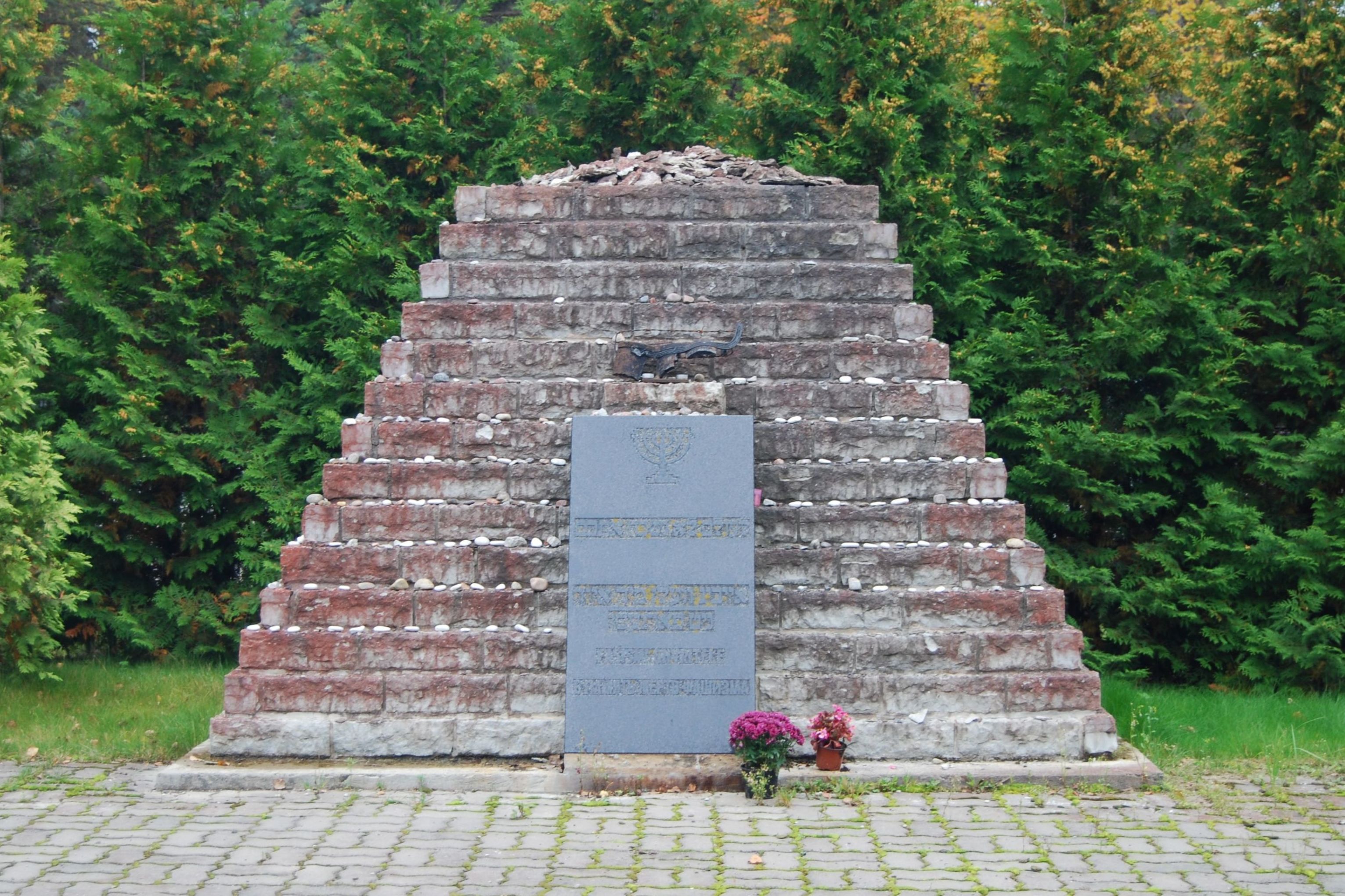 Памятник жертвам Холокоста на еврейском кладбище в Таллине