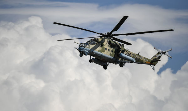 Вертолет Ми-24 во время двухстороннего тактического учения соединений морской пехоты и береговой обороны на полигоне "Опук" в Крыму