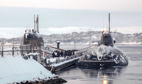 Атомный ракетный подводный крейсер стратегического назначения "Тула" К-114 (слева) и атомная подводная лодка стратегического назначения "Юрий Долгорукий"