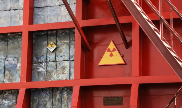 Знаки "Радиация" на саркофаге с опасными ядерными отходами