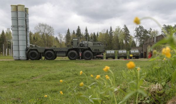 Зенитный ракетный комплекс С-400 "Триумф" во время учений подразделений ракетного полка по выполнению задач боевого дежурства в Московской области