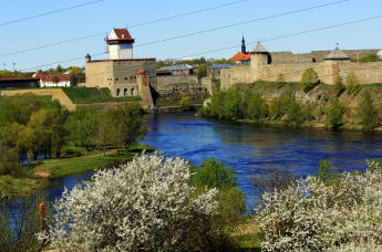 Нарвская крепость на территории Эстонии (слева) и Ивангородская крепость на территории России (справа)