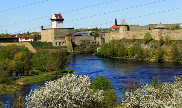 Нарвская крепость на территории Эстонии (слева) и Ивангородская крепость на территории России (справа)
