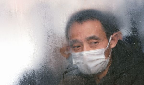 Гражданин КНР в автобусе возле центра наблюдения на базе санатория "Бодрость"
