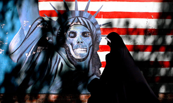 Женщина проходит мимо граффити с изображением статуи Свободы США, нарисованной на стене бывшего посольства США в Тегеране, Иран. Архивное фото