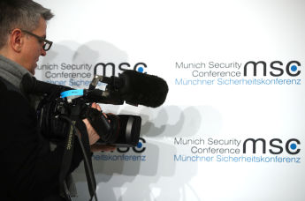 Журналист перед началом Мюнхенской конференции по безопасности, Германия, 14 февраля 2020 года