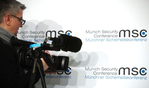 Журналист перед началом Мюнхенской конференции по безопасности, Германия, 14 февраля 2020 года