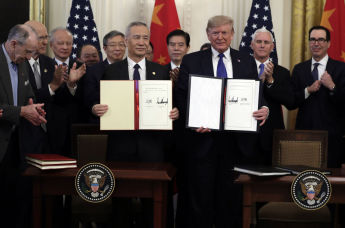 Подписание торгового соглашения между Китаем  и США президентом Дональдом Трампом и вице-премьером Китая Лю Хе, 15 января 2020 года