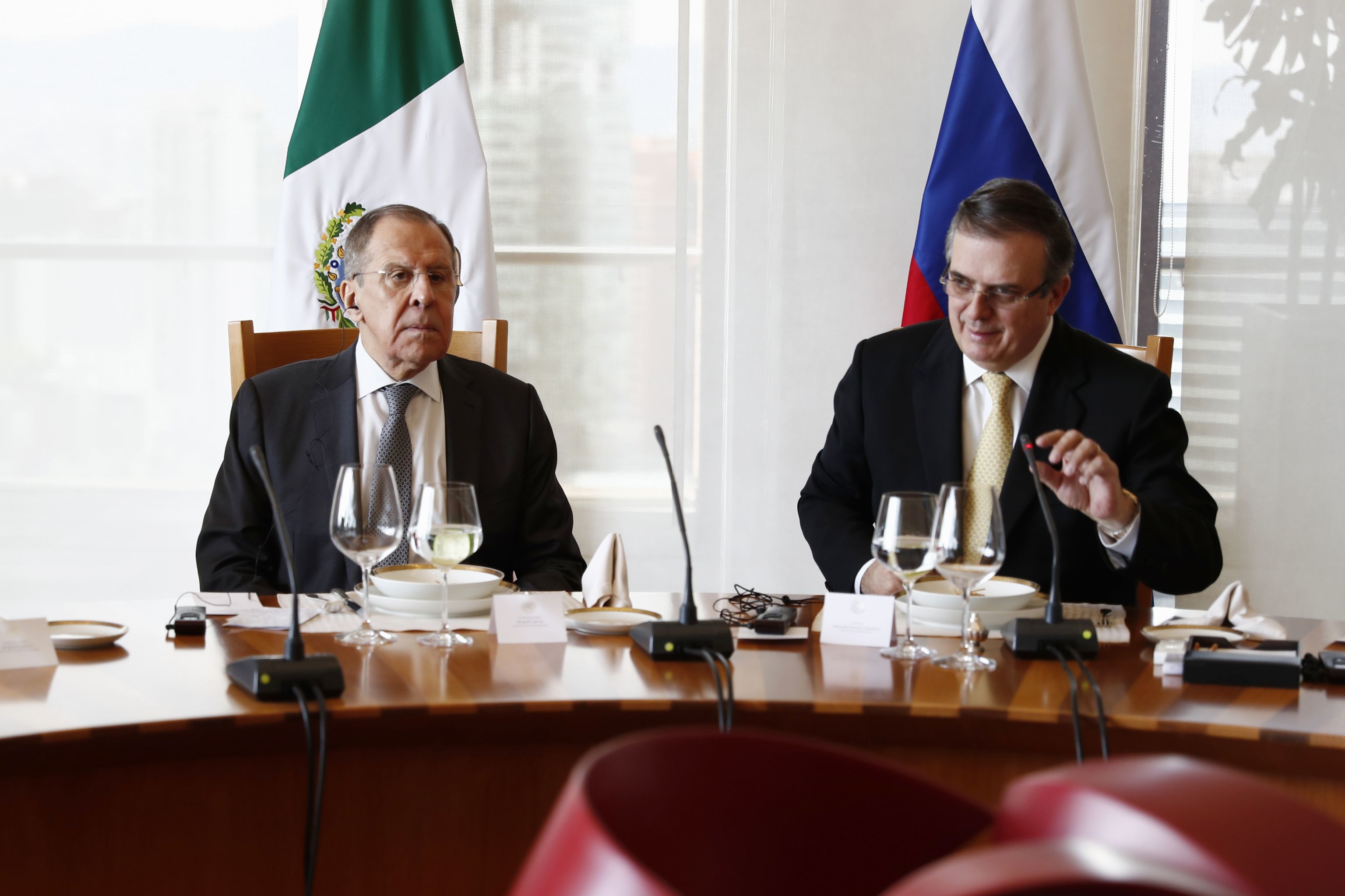 Министр иностранных дел РФ Сергей Лавров и министр иностранных дел Мексики Марсело Эбрард (слева направо) во время рабочего ланча, 6 февраля 2020