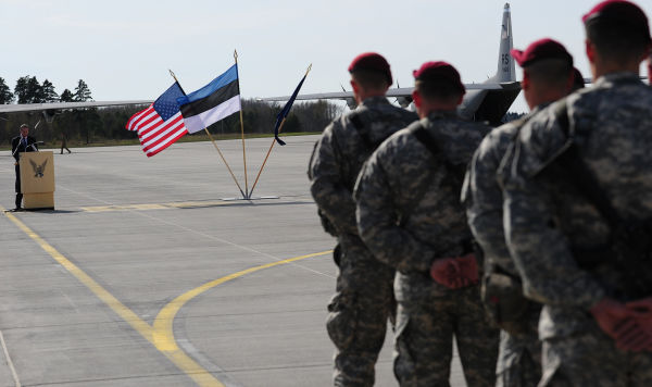 Флаги США, Эстонии и НАТО на авиабазе Эмари