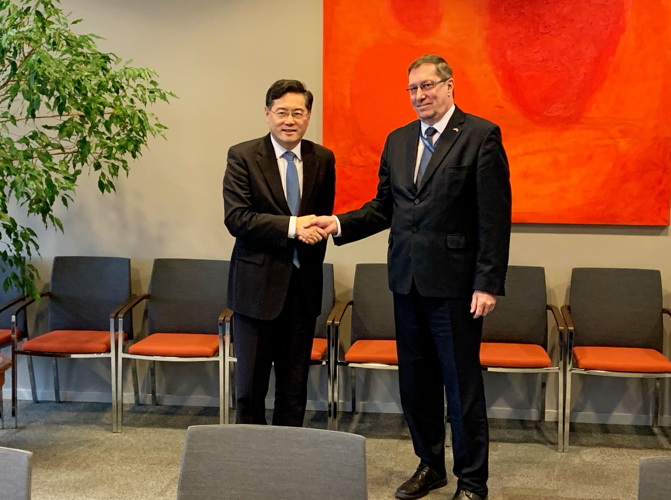 Заместитель министра иностранных дел Китая Цинь Ган на встрече с заместителем министра внешнеэкономического сотрудничества и сотрудничества в области развития Андресом Рунду, 17 февраля 2020 года