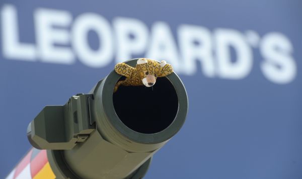Игрушка в дуле немецкого боевого танка Leopard